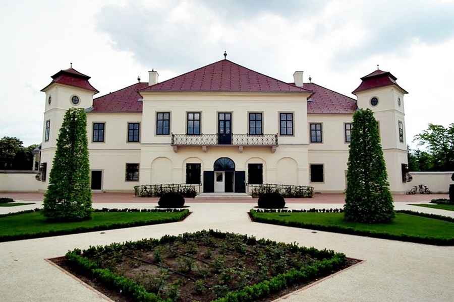 Érseki-kastély Hajóson Érseki-kastély Hajóson