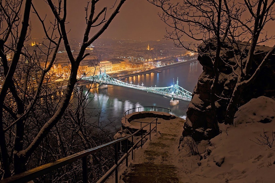 Panoráma a Gellért-hegyről, előtérben a Szabadság híddal