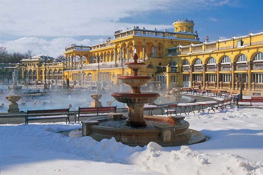 A Széchenyi Gyógyfürdő szabadtéri medencéi télen